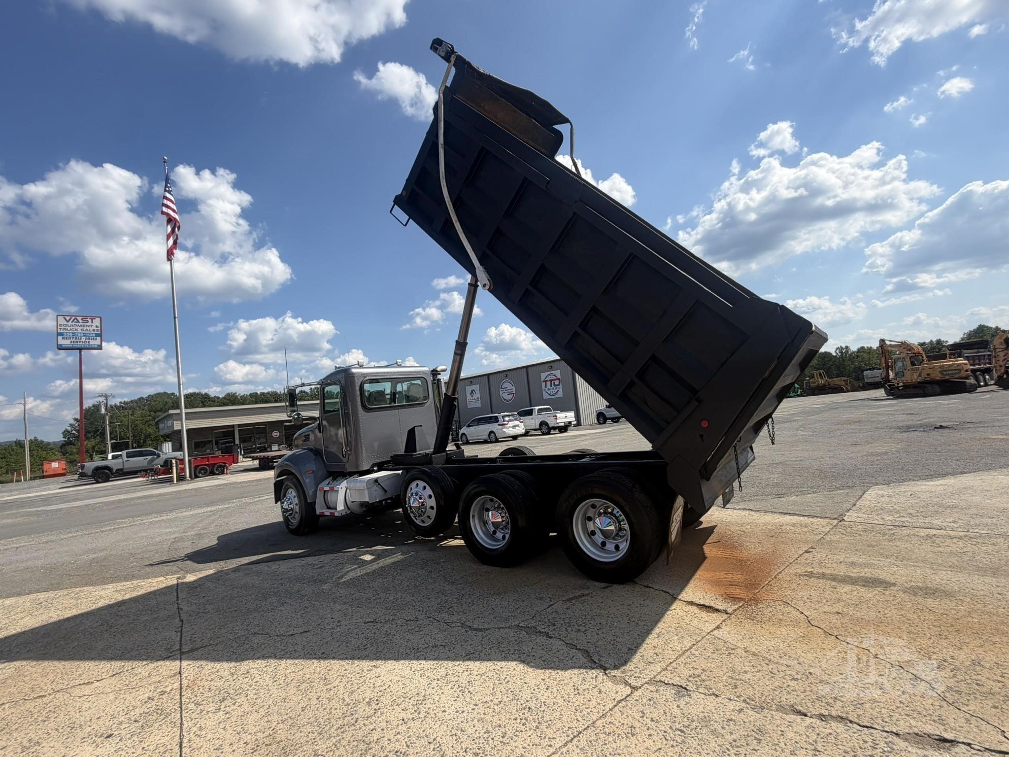 2007 PETERBILT 340 photo 14