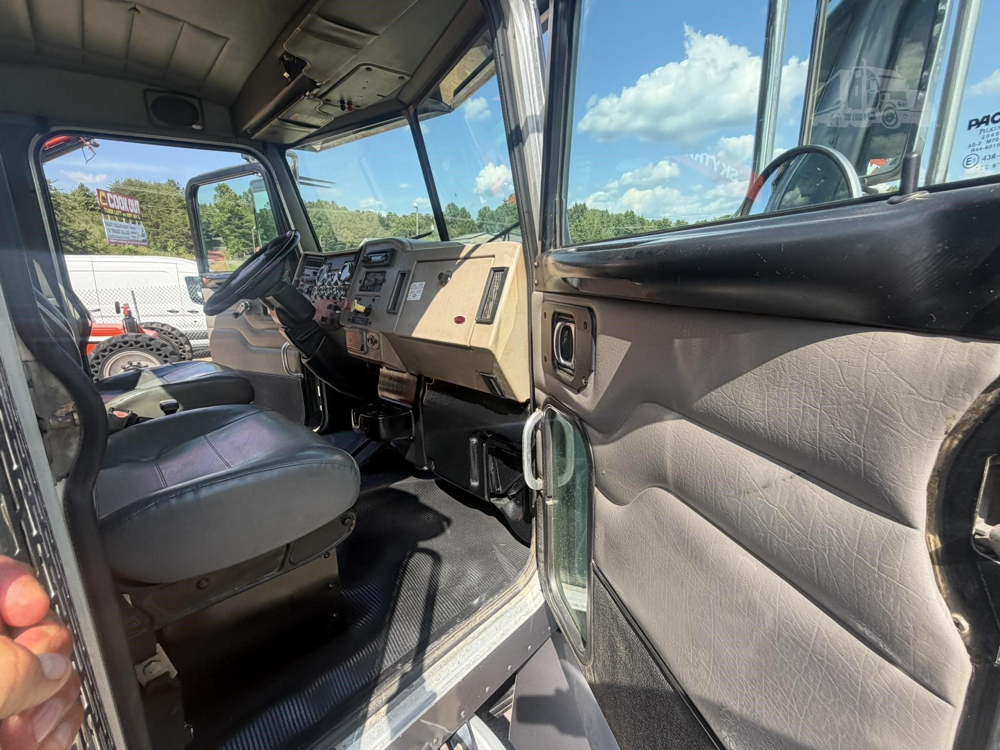 2007 PETERBILT 340 photo 46